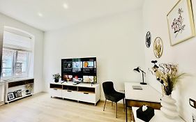 Clever Studio Near Central Shopping Center